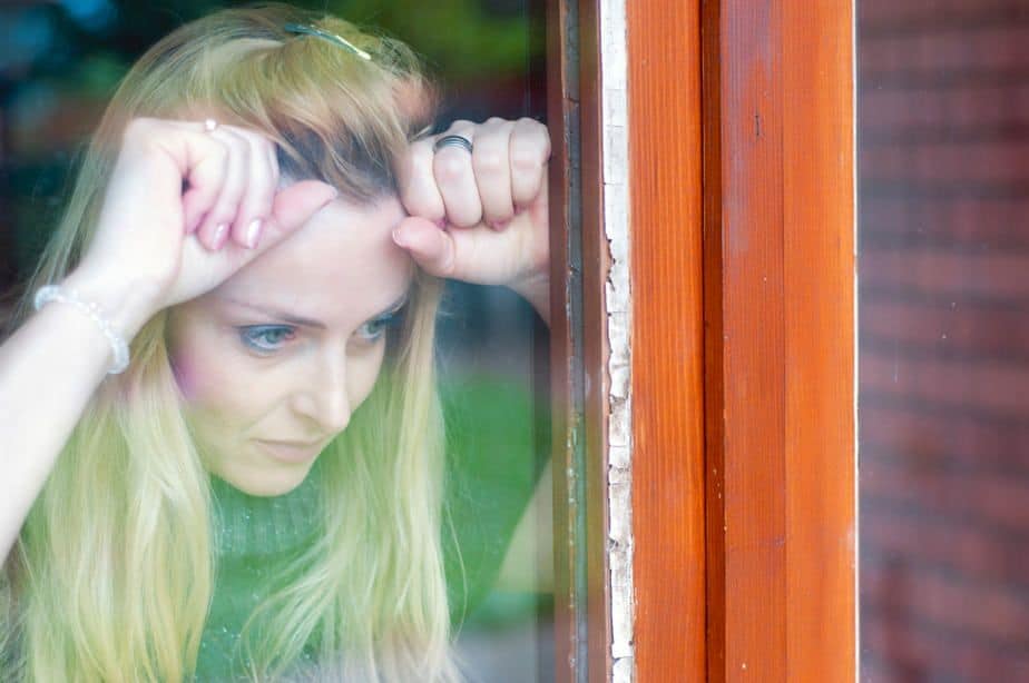 DONE! 11 Warning Signs Of A Desperate Woman That Turn Guys Off