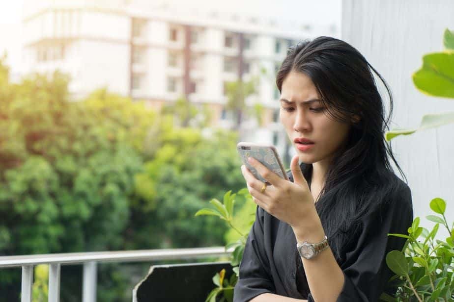 DONE! 11 Warning Signs Of A Desperate Woman That Turn Guys Off
