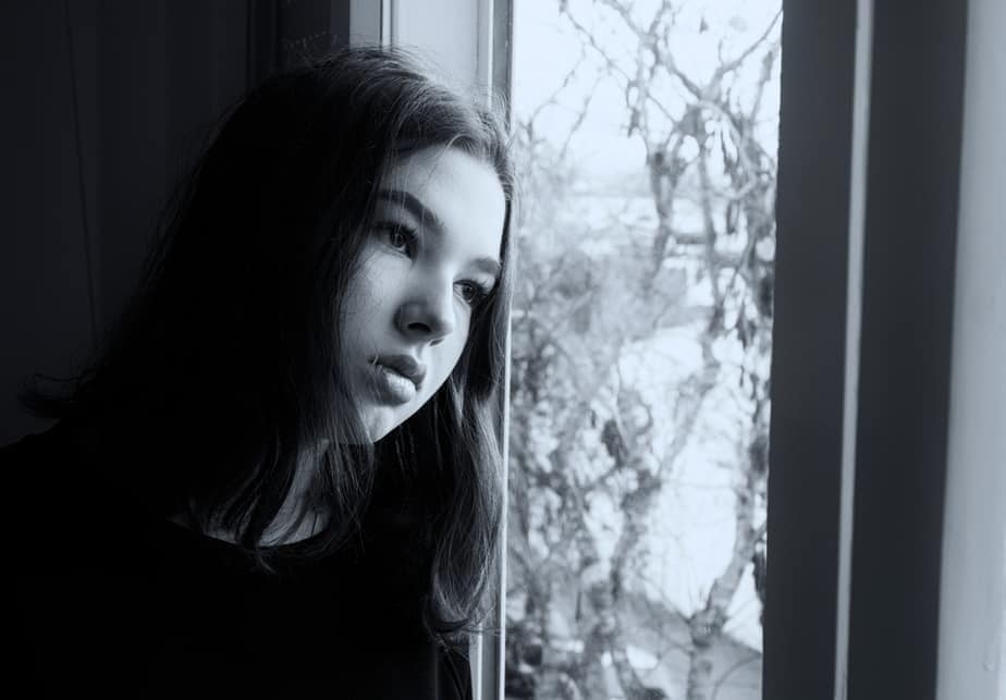DONE! 11 Warning Signs Of A Desperate Woman That Turn Guys Off