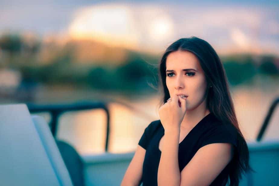 DONE! 11 Warning Signs Of A Desperate Woman That Turn Guys Off