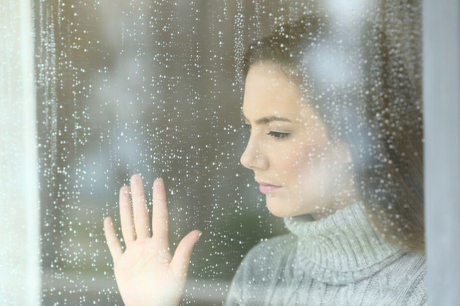 DONE! 11 Warning Signs Of A Desperate Woman That Turn Guys Off