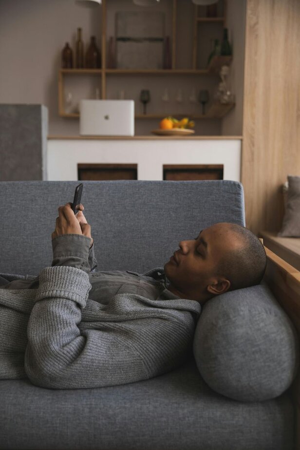 17 Dinge, die Paare nur dann machen, wenn sie sich wirklich gut miteinander fühlen Texting each other from across the house