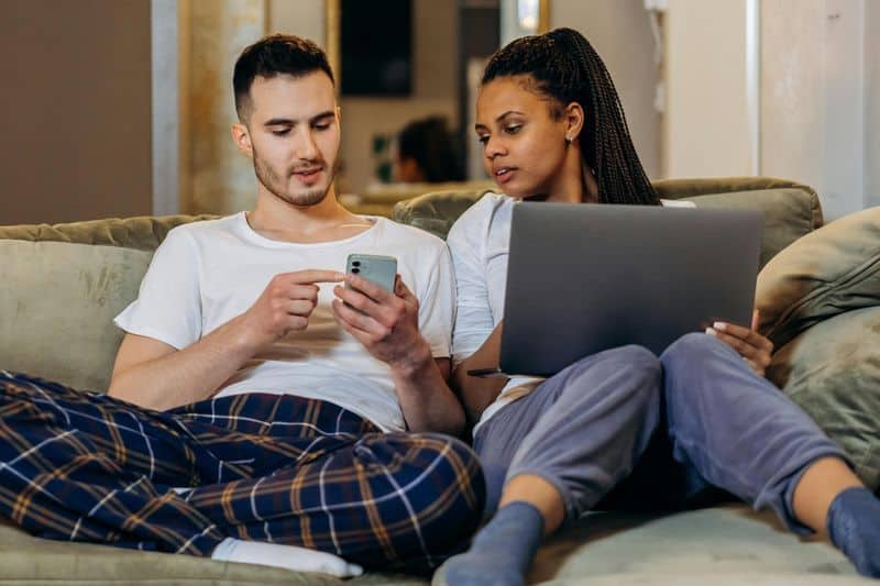 17 Dinge, die Paare nur dann machen, wenn sie sich wirklich gut miteinander fühlen Wearing old pajamas around each other