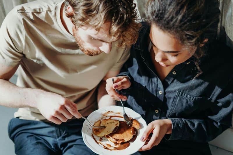 17 Dinge, die Paare nur dann machen, wenn sie sich wirklich gut miteinander fühlen Sharing food without asking