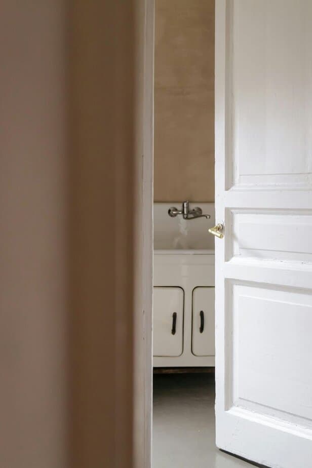 17 Dinge, die Paare nur dann machen, wenn sie sich wirklich gut miteinander fühlen Using the bathroom with the door open