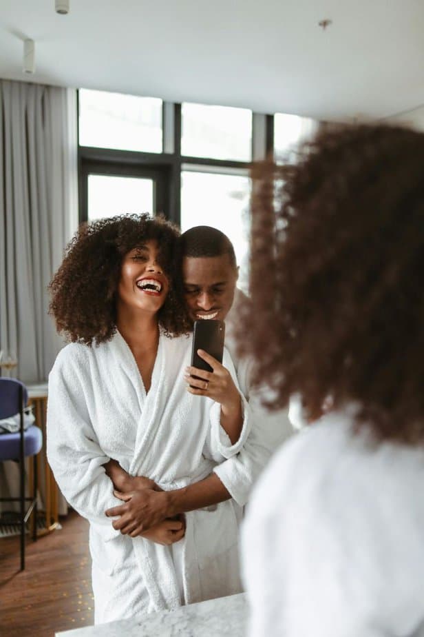 17 Dinge, die Paare nur dann machen, wenn sie sich wirklich gut miteinander fühlen Laughing at each other's weird habits