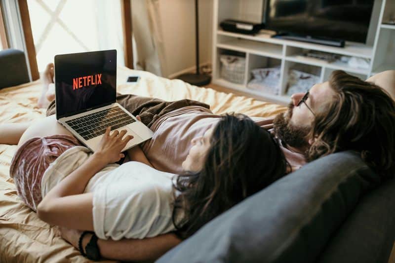 17 Dinge, die Paare nur dann machen, wenn sie sich wirklich gut miteinander fühlen Falling asleep during movie nights