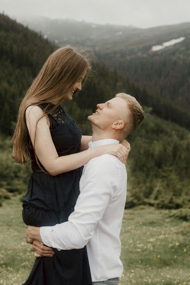 7 Psychologische Gründe, warum Männer nie wirklich über ihre erste Liebe hinwegkommen That First Love High Hits Different