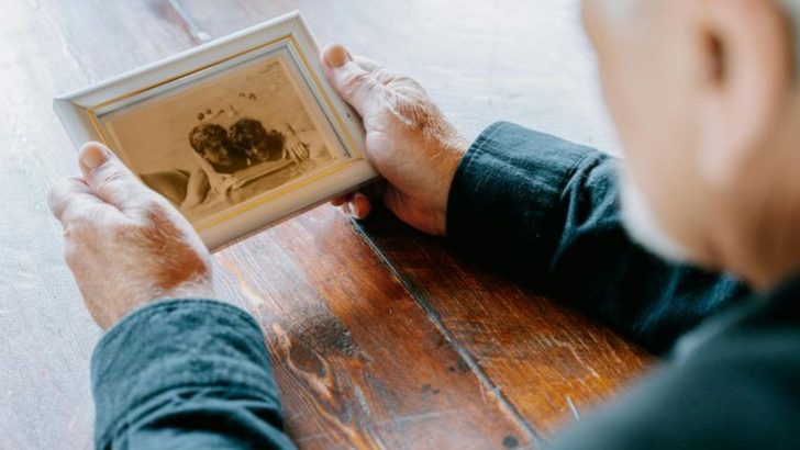 7 Psychologische Gründe, warum Männer nie wirklich über ihre erste Liebe hinwegkommen