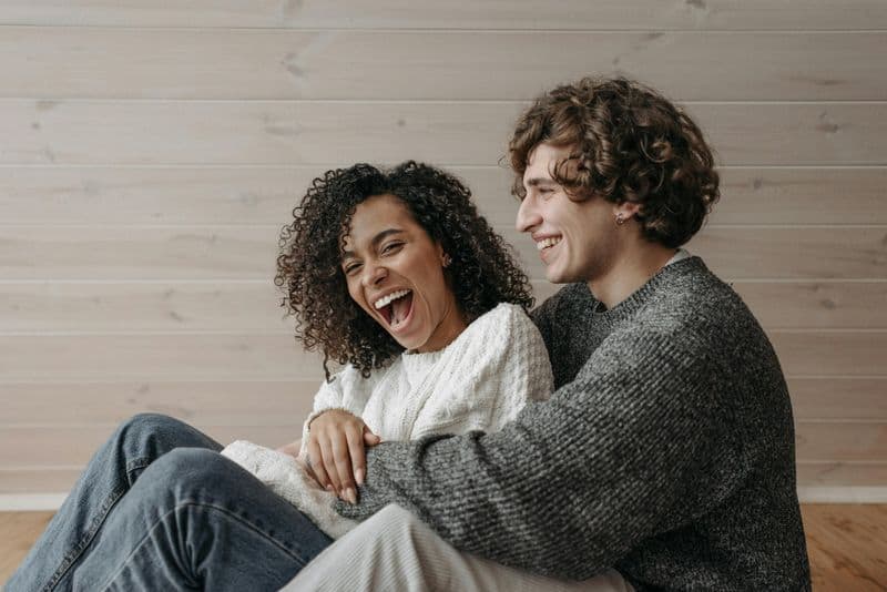 Sie findet anderswo eine emotionale Bindung