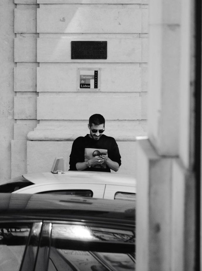 Er kann nicht aufhören, dir zu texten Er kann nicht aufhören, dir zu texten