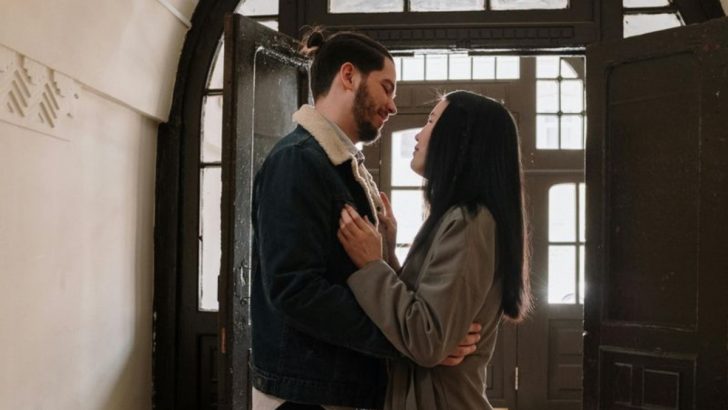 10 eindeutige Zeichen, dass er es bereut, dich verloren zu haben und dich insgeheim zurückhaben will