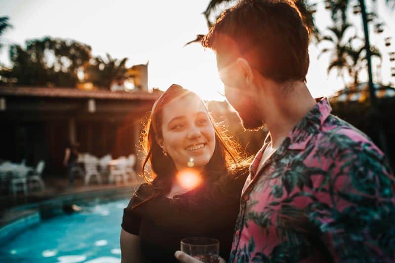 Er entschuldigt sich aufrichtig Er entschuldigt sich aufrichtig