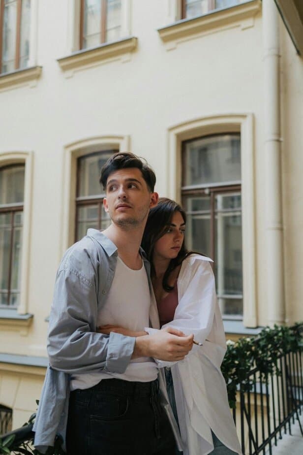 Sie beugen sich beim Reden vor Sie beugen sich beim Reden vor