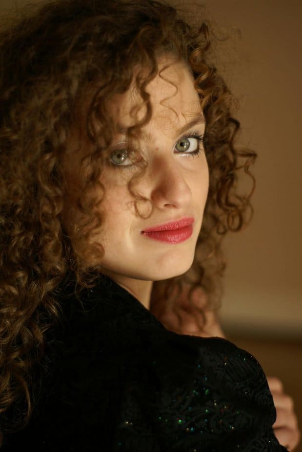 Sie halten längeren Augenkontakt Sie halten längeren Augenkontakt