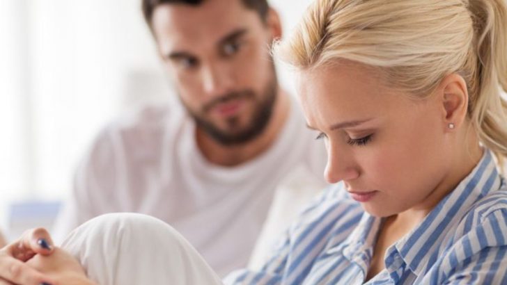 11 Alltägliche Dinge, die Frauen machen und die körperliche Intimität still und leise töten