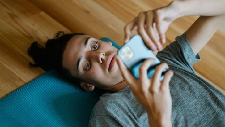 11 Zeichen dafür, dass er immer noch auf seine Ex fixiert ist