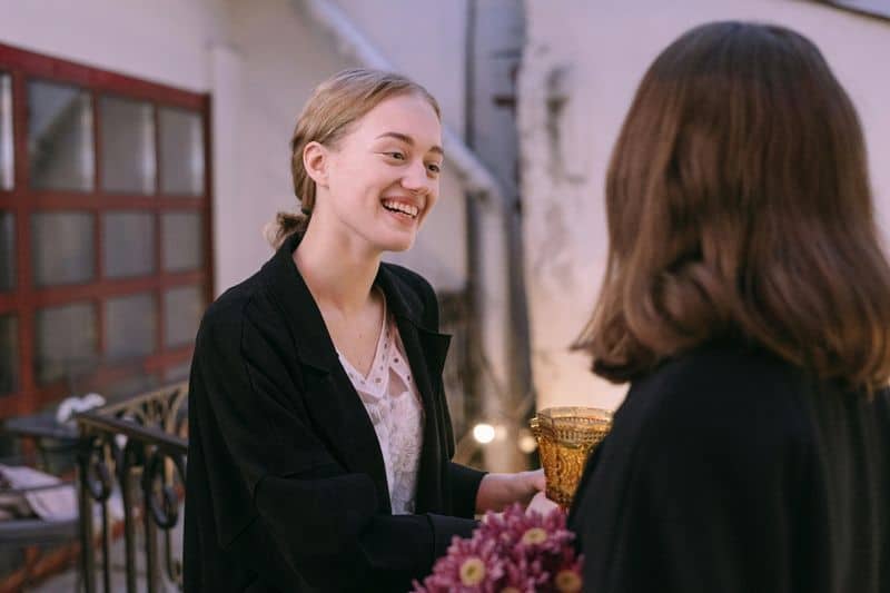Ermutigung zu flirtenden Verhaltensweisen Ermutigung zu flirtenden Verhaltensweisen