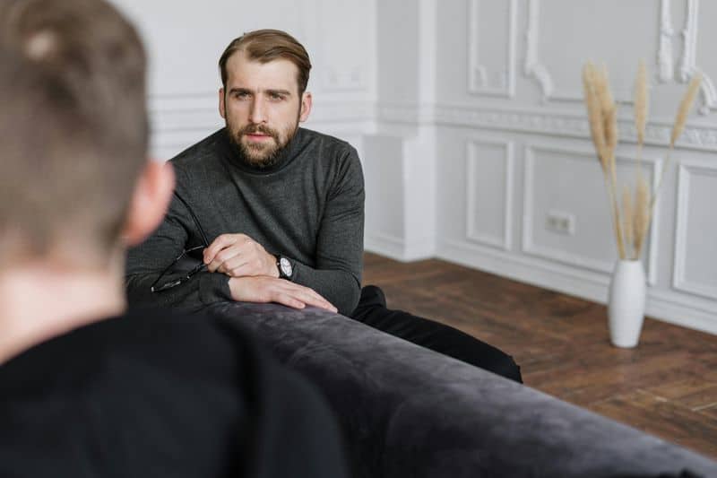 Eifersucht kontrolliert jeden deiner Schritte