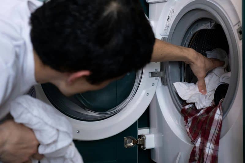 Hausarbeiten erledigen, ohne gefragt zu werden