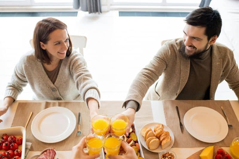 13 Subtile Dinge, die Männer nur machen, wenn sie dich als Ehefrau sehen You're Prominently Featured In His Social Circle