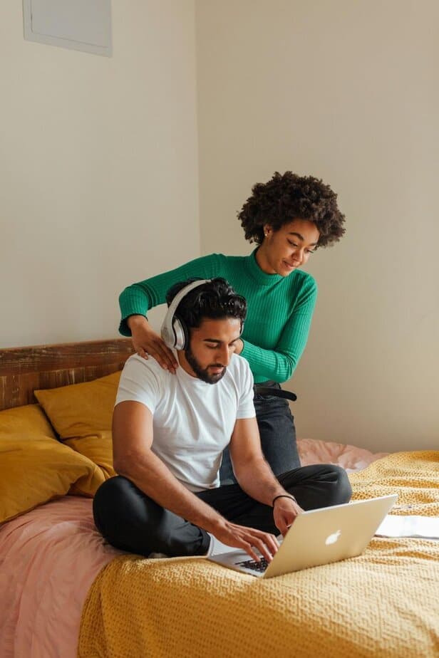 Steh ihm in schweren Zeiten bei