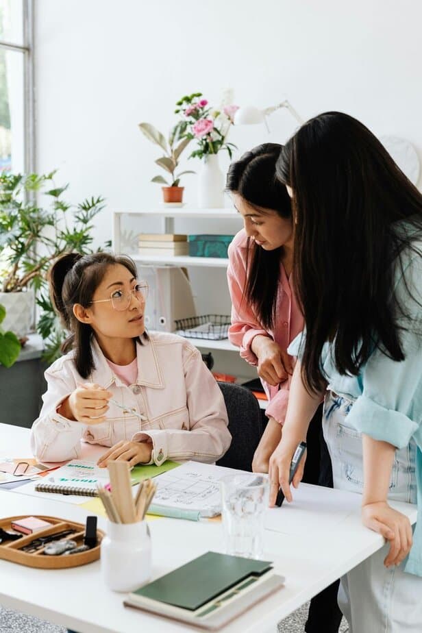 Sie stehen in der Öffentlichkeit hinter dir Sie stehen in der Öffentlichkeit hinter dir
