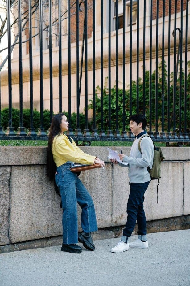 15 subtile Arten, wie Männer flirten (und dabei nicht unheimlich wirken) Playful Teasing