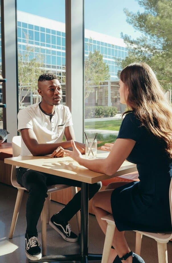 15 subtile Arten, wie Männer flirten (und dabei nicht unheimlich wirken) Leaning In When Talking