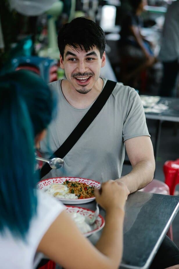 15 subtile Arten, wie Männer flirten (und dabei nicht unheimlich wirken) Mirroring Their Energy