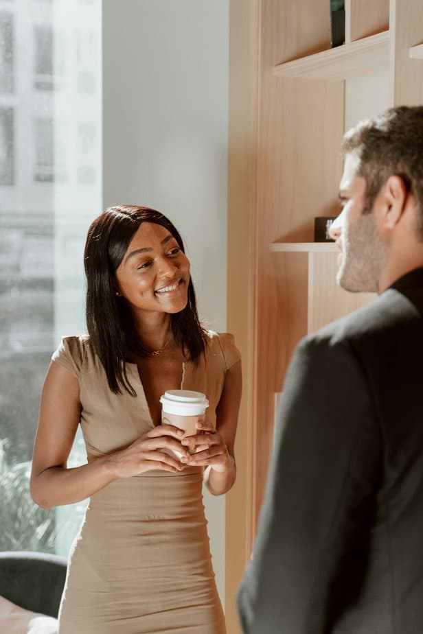 15 subtile Arten, wie Männer flirten (und dabei nicht unheimlich wirken) Light, Respectful Touch