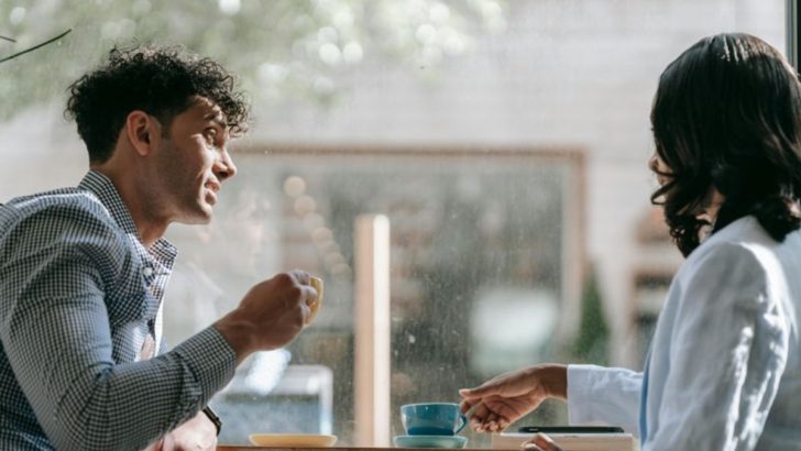 15 subtile Arten, wie Männer flirten (und dabei nicht unheimlich wirken)