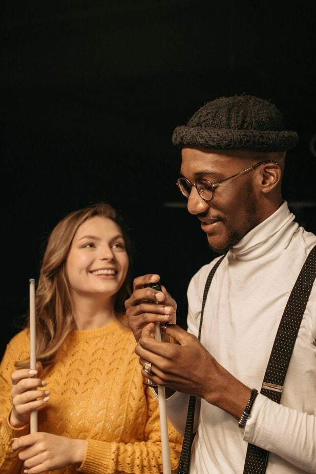 15 subtile Arten, wie Männer flirten (und dabei nicht unheimlich wirken) Playful Banter