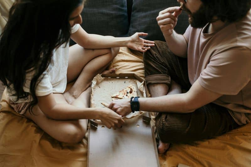 15 wunderbare Zeichen, dass du in einer Beziehung mit einem wahren Gentleman bist His Generosity Appears In Daily Moments