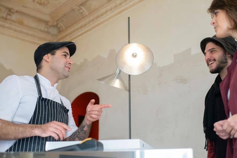 15 wunderbare Zeichen, dass du in einer Beziehung mit einem wahren Gentleman bist His Kindness Extends Beyond You