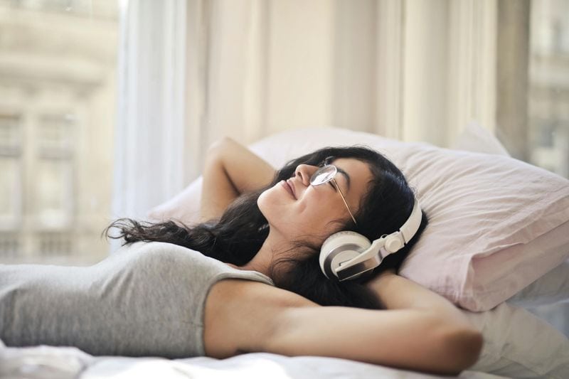 Höre Musik oder einen Podcast (mit Kopfhörern)