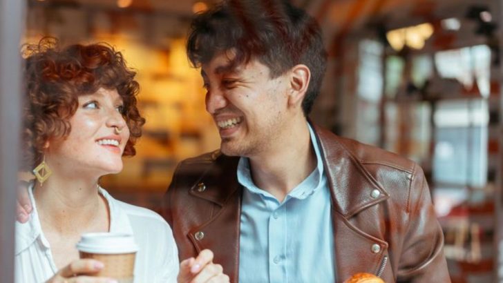 6 Subtile Dinge, die Frauen mit echtem Tiefgang machen, denen Männer nicht widerstehen können