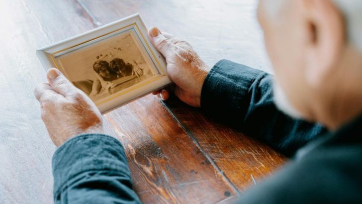 7 Psychologische Gründe, warum Männer ihre erste Liebe nie wirklich überwinden