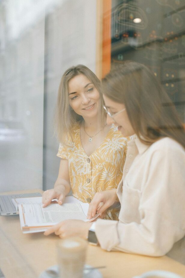 Die Beziehung fühlt sich nur in der Vergangenheit verwurzelt Die Beziehung fühlt sich nur in der Vergangenheit verwurzelt