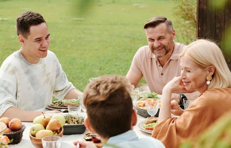 Der Familie oder den Freunden immer den Vorrang vor der Beziehung geben
