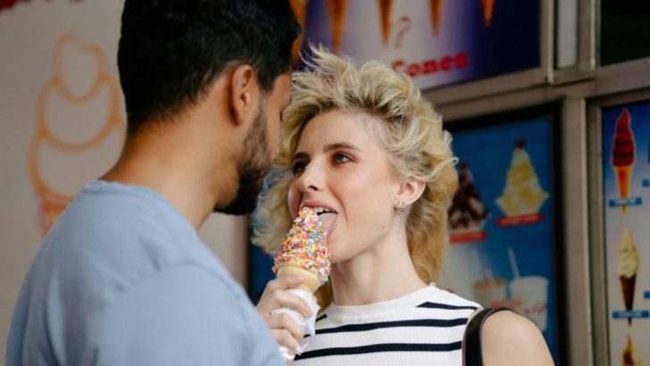 8 Verhaltensweisen, die Frauen für flirtend halten – Männer aber als verzweifelt ansehen