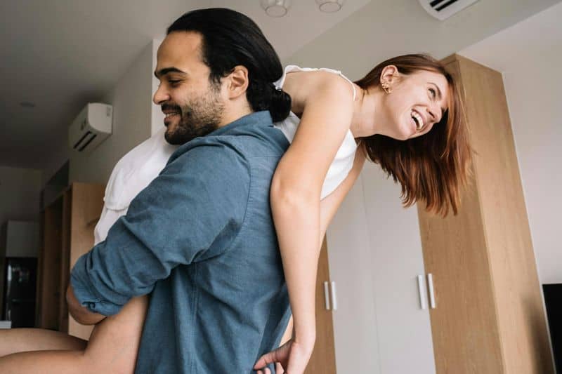Lachen und Spielen, die das Leben erhellen