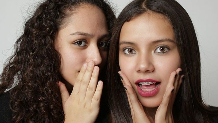 Die Psychologie des Klatsches: 7 Gründe, warum wir es lieben, über andere zu reden