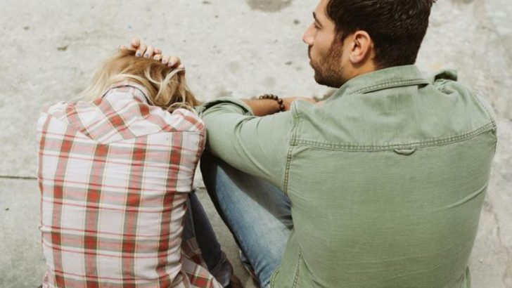 Wenn er diese 8 Dinge tut, ist es ihm egal, ob er dich verliert