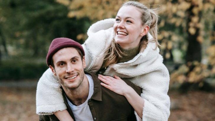 10 Subtile Hinweise darauf, dass dein Freund etwas mehr will