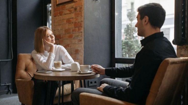 10 Dinge, die selbstbewusste Menschen laut Wissenschaft nach beim ersten Date niemals auslassen