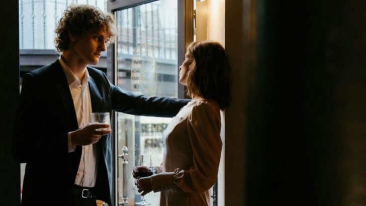 10 Subtile Zeichen, dass sie kein Interesse hat (aber es nicht laut sagen wird)