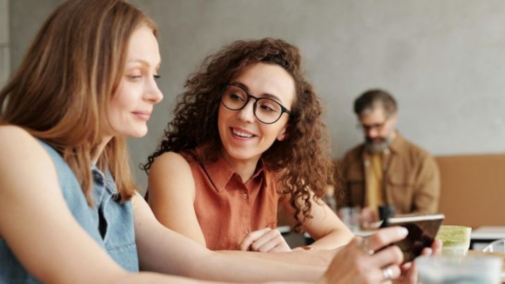 11 Zeichen dafür, dass du es mit einem “falschen netten” Menschen zu tun hast, laut Experten
