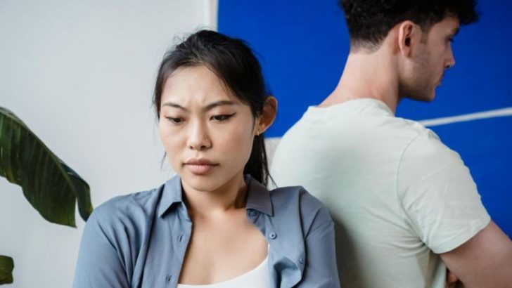 11 Zeichen, dass deine Freundin gelangweilt ist und abdriftet