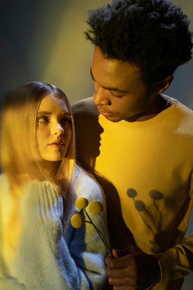 Er schafft Gründe, um in deiner Nähe zu sein Er schafft Gründe, um in deiner Nähe zu sein